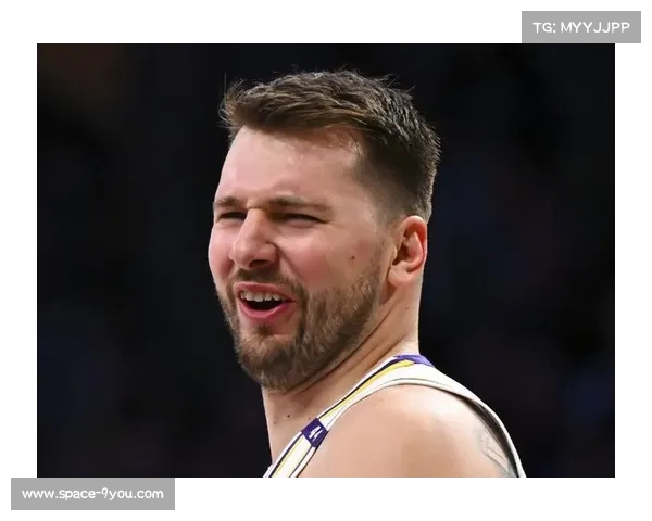 东契奇肩伤坚持比赛，独行侠核心展现拼搏精神